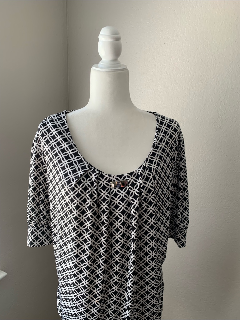Scoop Neck Short Sleeve Geometric Print Top - Black/White - Picture 2 of 6